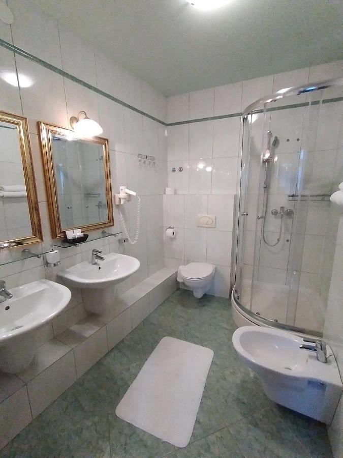 Hotel Livadic Самобор Экстерьер фото