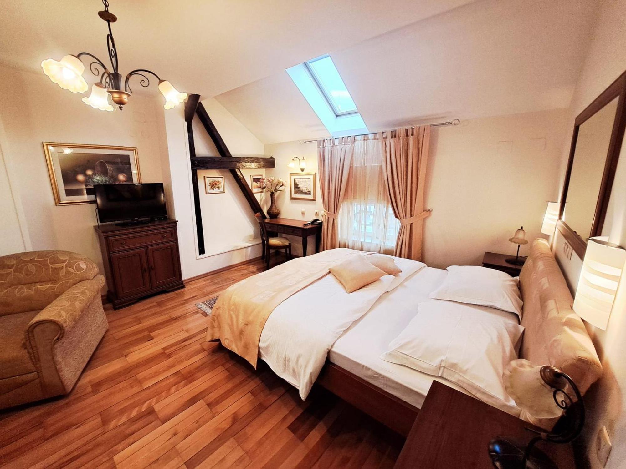 Hotel Livadic Самобор Экстерьер фото