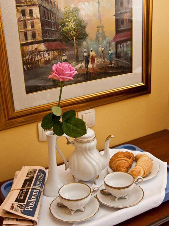 Hotel Livadic Самобор Экстерьер фото