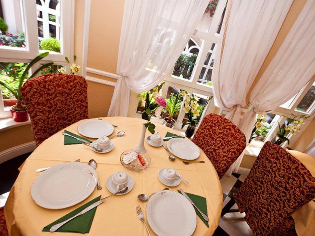 Hotel Livadic Самобор Экстерьер фото