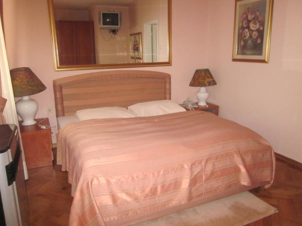 Hotel Livadic Самобор Экстерьер фото